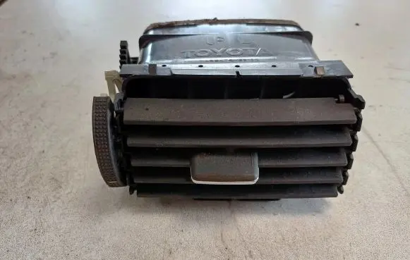 Toyota Avensis T250 Dash center air vent grill