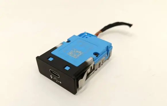 BMW 3 G20 G21 USB socket connector 8711939 102639