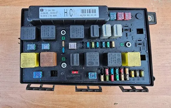 Opel Zafira B Fuse module 13206755 5DK00866844