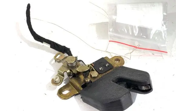 Volkswagen PASSAT B5.5 Tailgate exterior lock