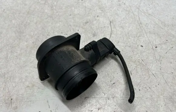 Volkswagen PASSAT B6 Mass air flow meter 038906461B