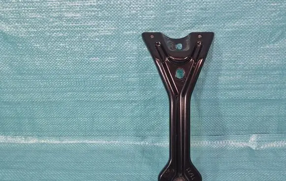 Volkswagen Touran II Radiator support slam panel bracket 1T0805567A KA982290001