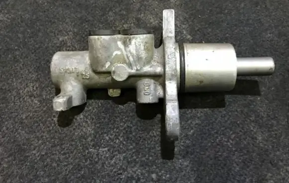 Volkswagen PASSAT B5 Master brake cylinder