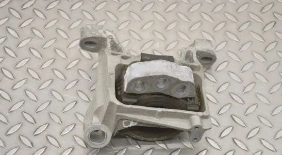 Mazda 3 II Engine mount bracket