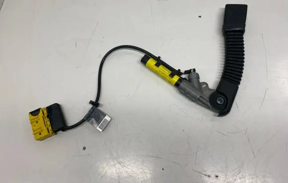 BMW X3 E83 Front seatbelt buckle 33017252