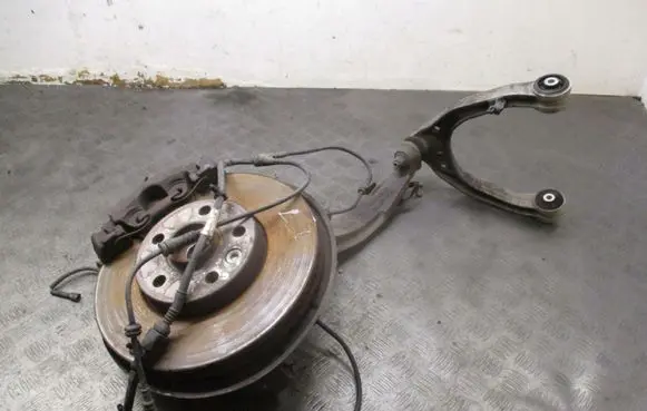 Volkswagen Touareg I Front wheel hub spindle knuckle