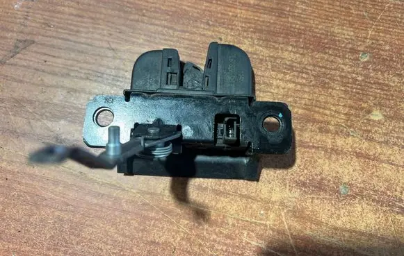 Volkswagen Touareg I Tailgate/trunk/boot lock/catch/latch 7L6827505H
