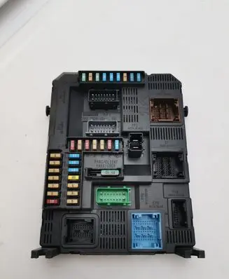 Peugeot 208 Central body control module 9807532080