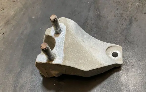 Engine mounting bracket