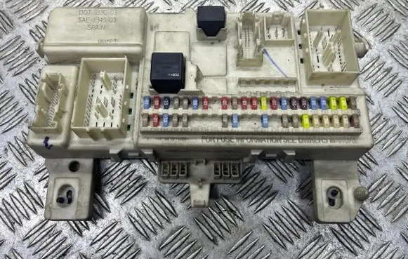 Volvo S40 Fuse module 30728906 03351756 519096408
