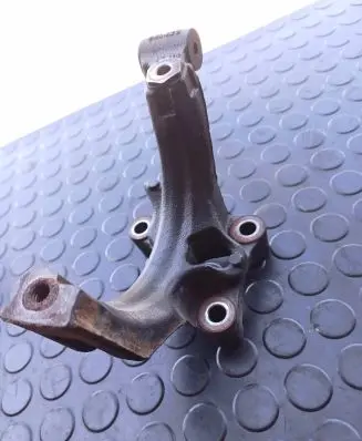 Volkswagen PASSAT B8 Engine mounting bracket 04l425