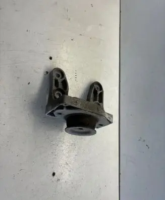 Opel Vivaro Engine mount bracket