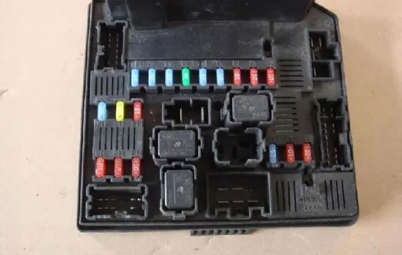 Nissan Qashqai Fuse module 284B7JD00B