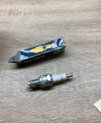 Renault Trafic I Spark plug 7701366087