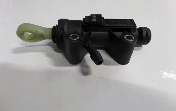 BMW 1 E81 E87 Clutch master cylinder 6758822
