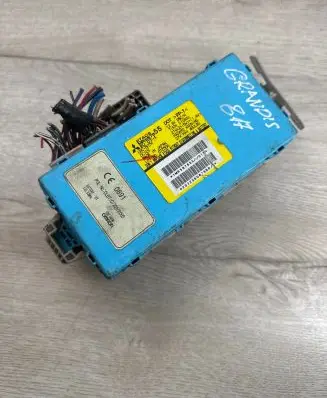 Mitsubishi Grandis Fuse module MR587655 G8C507M 207Z5B0879BB