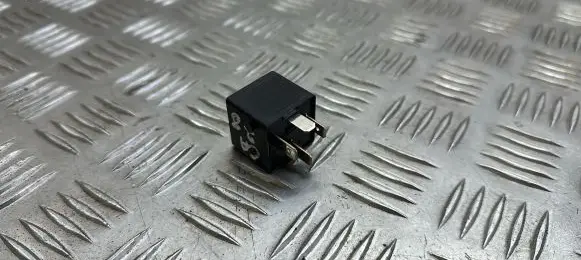 Volkswagen PASSAT B8 Other relay 4H0951253A