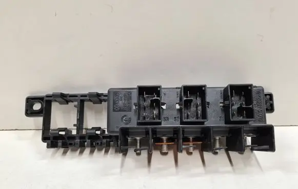 Volkswagen PASSAT B5.5 Fuse module 8L0941822A 896083000
