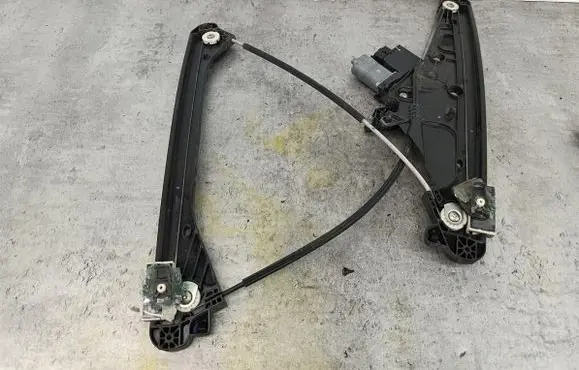 Peugeot 5008 Front door window regulator with motor 
