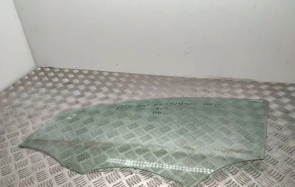 Mercedes-Benz A W176 Front door window glass four-door