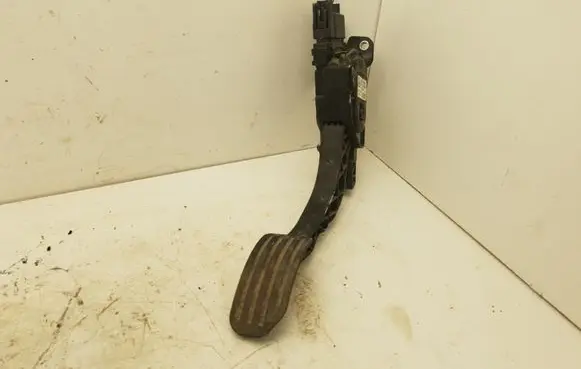 Volvo XC70 Accelerator throttle pedal 6G929F836AD