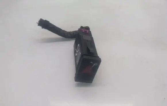 Volkswagen PASSAT B5 Hazard light switch 3B0953235B