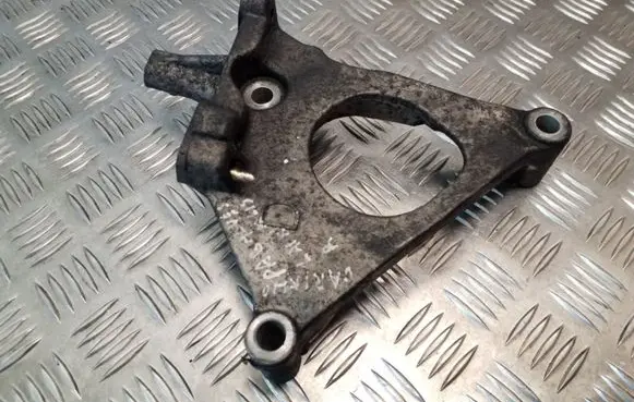 Nissan Almera Tino Engine mounting bracket
