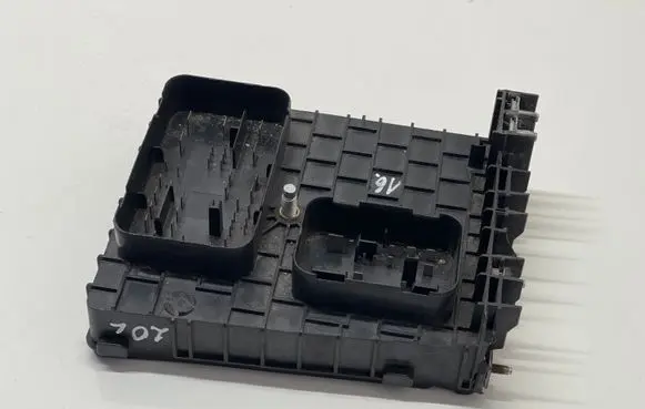 Volkswagen Golf V Fuse module 1K0937124K