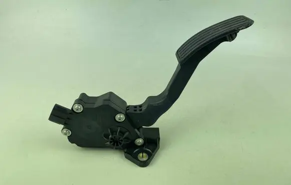 Accelerator throttle pedal