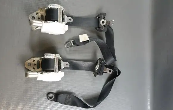 Toyota Avensis T270 Set of seat belts 7P1510P 7P2510P E40538056