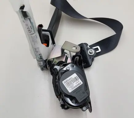 Nissan Leaf II (ZE1) Front seatbelt 638264901L