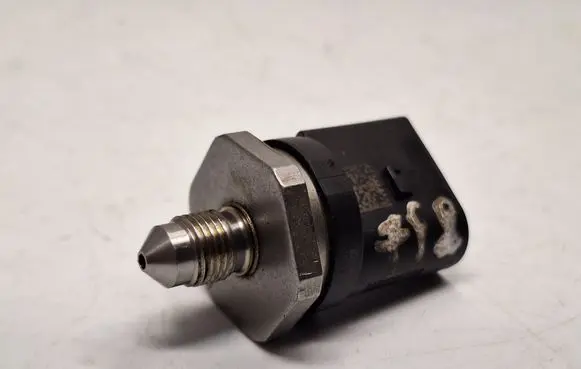 BMW 3 F30 F35 F31 Fuel pressure sensor 7620946 13537620946 0261545072