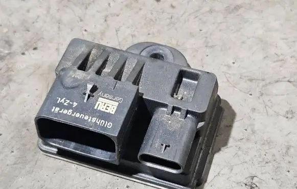 BMW 5 F10 F11 Glow plug pre-heat relay 8570087 140917 0522120103