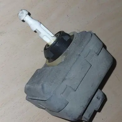 Volvo V70 Headlight level adjustment motor 