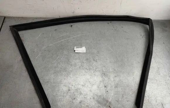 BMW X5 E70 Rubber seal front door window/glass 51337136973 51337208579 7136973