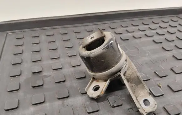 Engine mount bracket