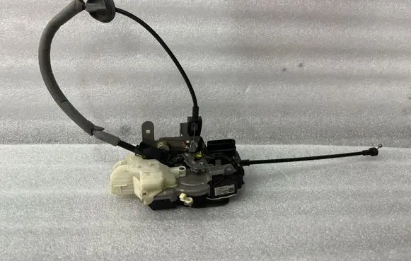 Volvo V40 Front door lock 31301428