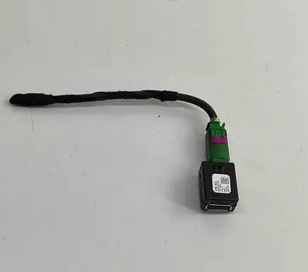 Volkswagen PASSAT B8 USB socket connector 5Q0035726
