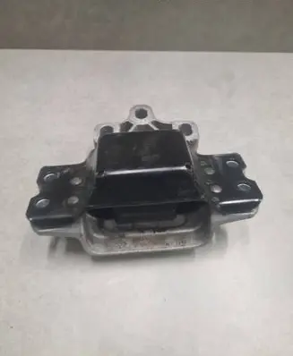 Volkswagen PASSAT B7 Engine mount bracket 3C0199555