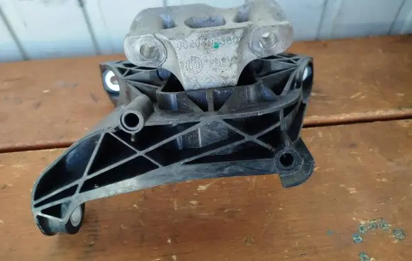 Peugeot 3008 II Engine mount bracket 9820499380