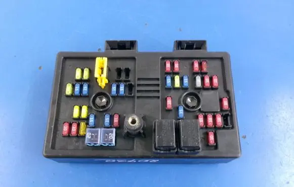 Chevrolet Captiva Fuse box set 96821082