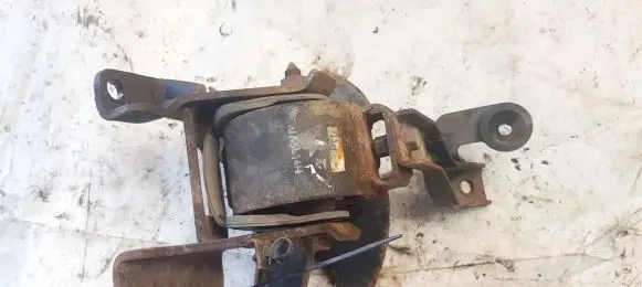 KIA Carens II Engine mount bracket