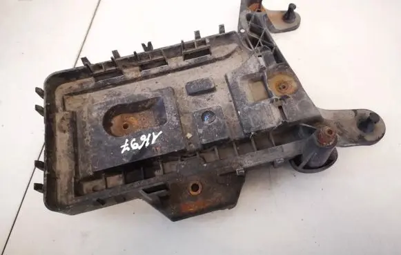 Volkswagen Jetta V Battery box tray 1k0915333