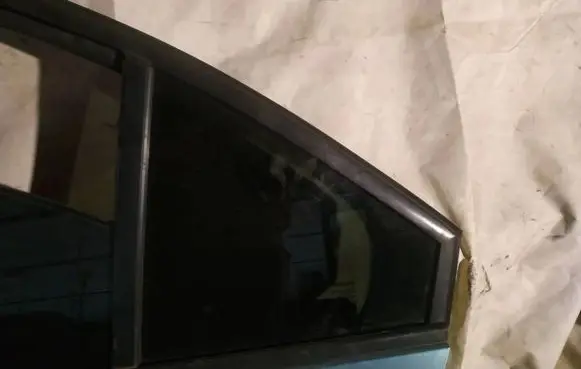 Nissan Primera Rear vent window glass 