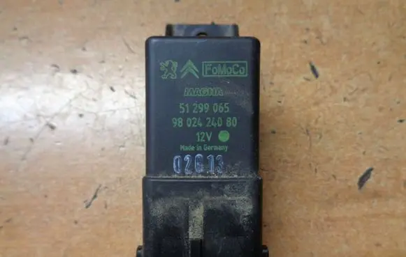 Peugeot 2008 I Glow plug pre-heat relay 9802424080