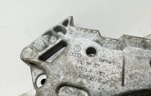 Volkswagen Tiguan Engine mounting bracket 03L199207