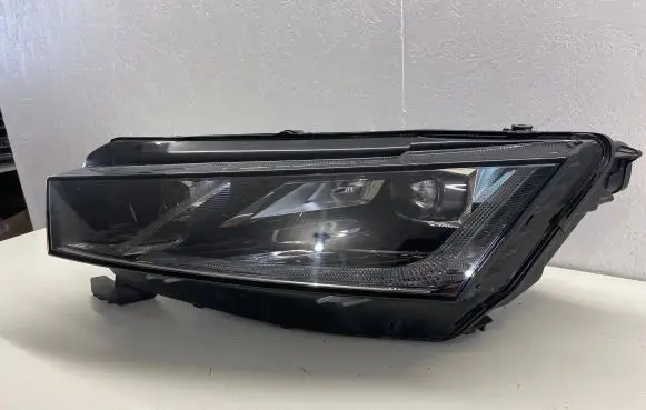 Skoda Octavia Mk4 Headlight/headlamp 5E4941015A LE18A6419 030111823300