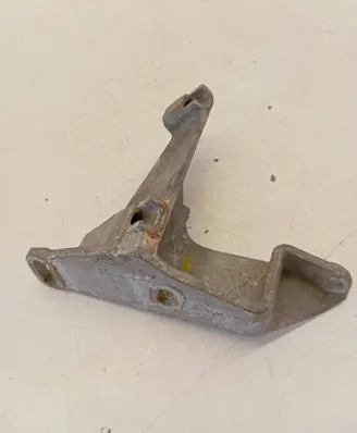Volkswagen PASSAT B4 Power steering pump mounting bracket 027145531