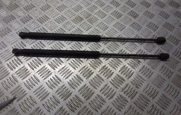Skoda Octavia Mk2 (1Z) Shock absorber/damper mounting bracket 
