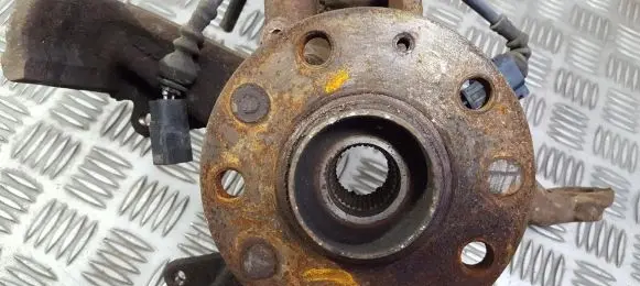 Volkswagen Golf V Front wheel hub